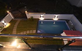Spicy Mango Ritz Villa - Hill View Villa In Karjat